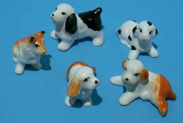 588249 Hunde 3-4cm, sort. weiss / schwarz / braun 5 Stk. 